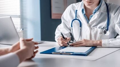 مهلت پزشکان عمومی تا ۳۰ مهر تمدید شد؛ چه کسانی باید به پلیس‌+۱۰ مراجعه کنند؟